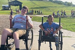 两位GRIT轮椅用户在本地公园摆姿势