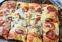 行政总厨兼老板查德·瑞恩用他祖母的酱料配方制作了他的“妈妈做爸爸吃”披萨。